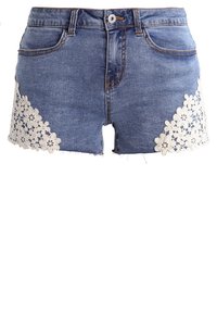 Pantalones cortos de mezclilla en un color azul desvaído, diseño de cinco bolsillos y detallados bordados de encaje blanco a lo largo de los lados, con dobladillos deshilachados.