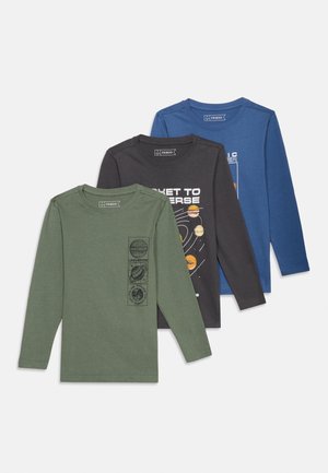 Trois chemises pour enfants à manches longues en vert, noir et bleu avec des motifs sur le thème de l'espace et des encolures rondes.