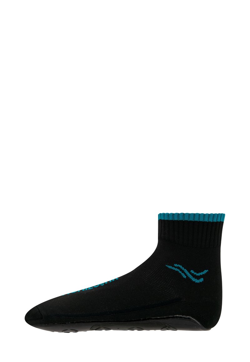Schwarze Socke mit einem kurzen Knöchel-Design, ausgestattet mit einem türkisfarbenen gerippten Bündchen und einer strukturierten Sohle; weist ein welliges Muster in Türkis auf.