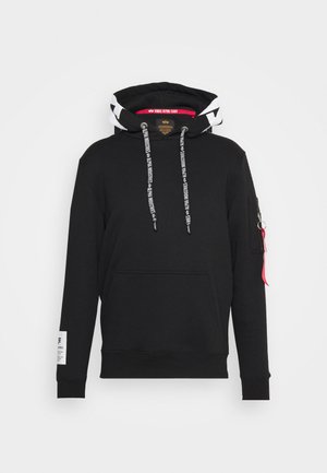 Sweatshirt à capuche noir avec des cordons blancs, poche avant, doublure intérieure rose, et une poche à fermeture éclair sur la manche avec un accent rouge.