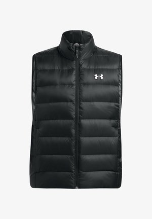 Zwarte puffer vest met hoge kraag en volledige ritssluiting. Heeft een gewatteerd patroon en een reflecterend logo op de linkerborst. Soepele textuur.