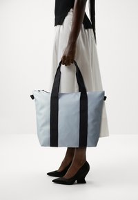 Rains TOTE BAG MINI UNISEX - Bevásárlótáska - wind
