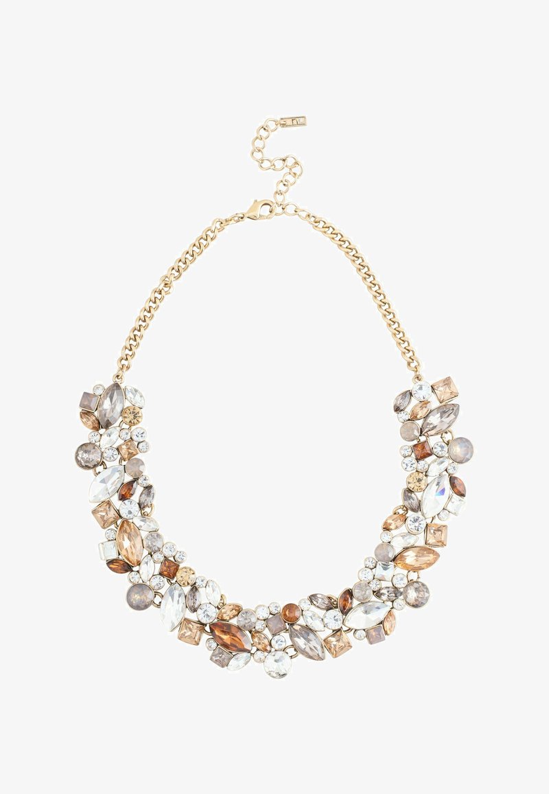 Goldene Halskette mit Clustern aus klaren, bernsteinfarbenen und braunen, unterschiedlich geformten Edelsteinen, die in einem symmetrischen, kunstvollen Design angeordnet sind.
