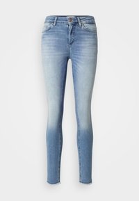 Světlé modré skinny džíny vyrobené z denimu, s jemně vybledlou texturou a roztrhaným lemem, se pěti kapsami a stříbrným zapínáním na knoflík.