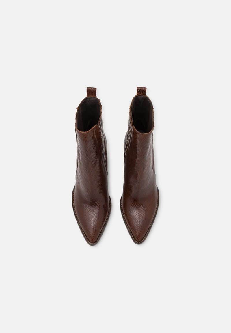 basket nike femme moutarde