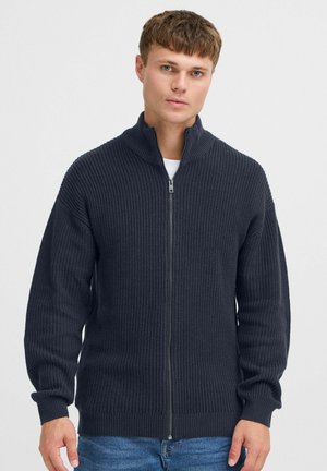 Dunkelgrau zip-up Sweater mit hohem Kragen, gerippter Textur und langen Ärmeln, ausgestattet mit einem Frontreißverschluss und elastischen Bündchen.