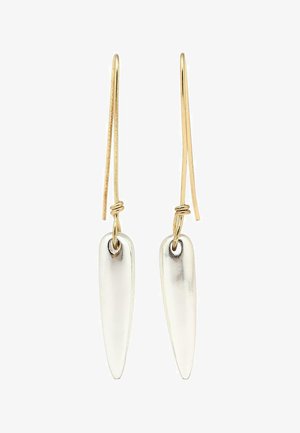 Silberfarbene, längliche Ohrringe mit glatter Oberfläche, ausgestattet mit goldfarbenen Haken und gewundenen Akzenten. Einfaches, modernes Design.