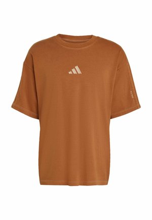 Brązowa bawełniana koszulka z okrągłym dekoltem, krótkimi rękawami i subtelnym logo w trzy paski na piersi. Widoczne detale szwów.