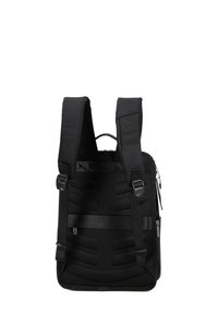 Mochila negra hecha de tela texturizada con correas de hombro acolchadas, un bolsillo lateral con cremallera y distintivas indentaciones horizontales en la parte posterior.