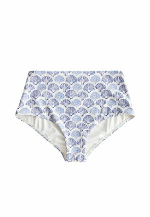 Majtki od bikini z wysokim stanem w powtarzający się wzór niebieskich muszelek na białym tle, ułożone płasko na białej powierzchni.