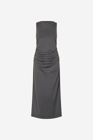 Αμάνικο μίντι φόρεμα σε σκούρο γκρι με ρυτιδωτές πλευρές και ψηλό λαιμόκοψη σε απλό λευκό φόντο.