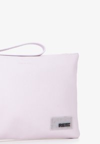 Lyserød lynlåspose lavet af tekstureret materiale, med et loop-håndtag og en klar label med sort tekst, "REnew VITA."