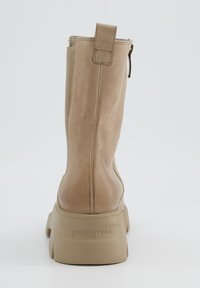 Beige Kunstleder-Ankle Boots mit einer robusten Sohle, einem Reißverschluss hinten und einer Ziehlasche für ein einfaches Anziehen. Gepolsterter Kragen und strukturierte Oberflächenakzente.