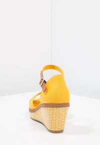 Tommy Hilfiger Sandály na platformě - yellow