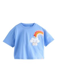 Hellblaues T-Shirt mit kurzen Ärmeln, bestickt mit einer Wolke mit lachendem Gesicht und einem Regenbogen in lebendigen Farben.