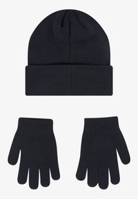 Ensemble bonnet en tricot noir et gants. Le bonnet comporte un poignet côtelé ; les gants ont une texture lisse et un poignet côtelé. Les deux articles sont entièrement noirs.