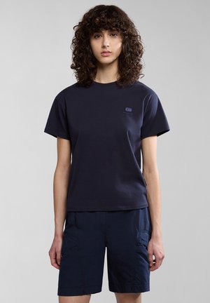 Marineblaues T-Shirt mit kurzen Ärmeln aus Baumwolle, Rundhalsausschnitt und einem kleinen Logo auf der Brust, kombiniert mit passenden marinen Cargo-Shorts.