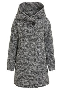 Cappotto grigio in maglia dalla texture a costine, con maniche lunghe, ampio colletto a scialle e chiusura con un abbottonatura scura singola al collo.