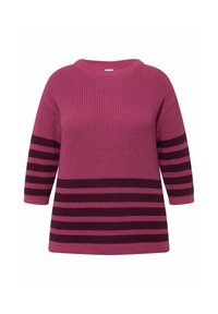 Sweter dziergany w odcieniach różu z poziomymi paskami w ciemnym purpurowym. Posiada okrągły dekolt i rękawy o długości trzy czwarte.
