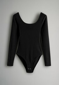 Sort langærmet bodysuit med scoop-udskæring, lavet af ribbet stof, med trykknaplukning nederst for nem påklædning.