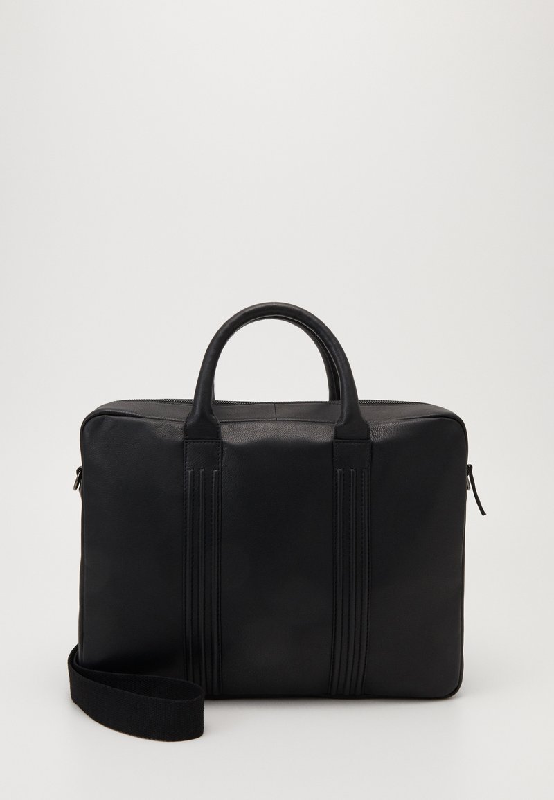 Svart läderportfölj med dubbla topphandtag, avtagbar axelrem och vertikala sömnadsdetaljer. Slät yta, dragkedjestängning.