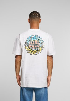 Hvit bomulls T-skjorte med et fargerikt grafisk design av bølger og teksten "SLIME BOWL" i rosa, blått og gult på baksiden. Avslappet passform.