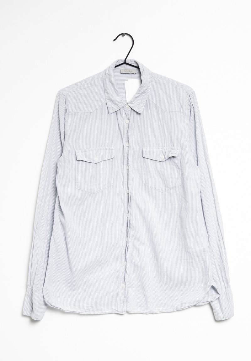 Chemise rayée bleu clair et blanche à manches longues, boutonnée, avec deux poches poitrine, suspendue sur un cintre noir devant un fond blanc.