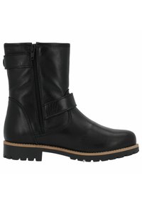 Botas de tobillo de cuero negro con cremallera lateral, correa ajustable y suela de goma texturizada. Presentan un diseño robusto y elegante.