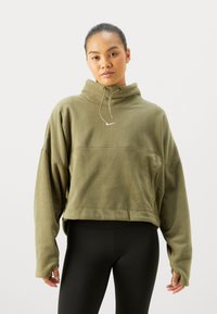 Pullover in pile verde oliva con colletto alto, cordoncino elastico e cuciture laterali. Presenta un piccolo logo sul petto e una vestibilità comoda.