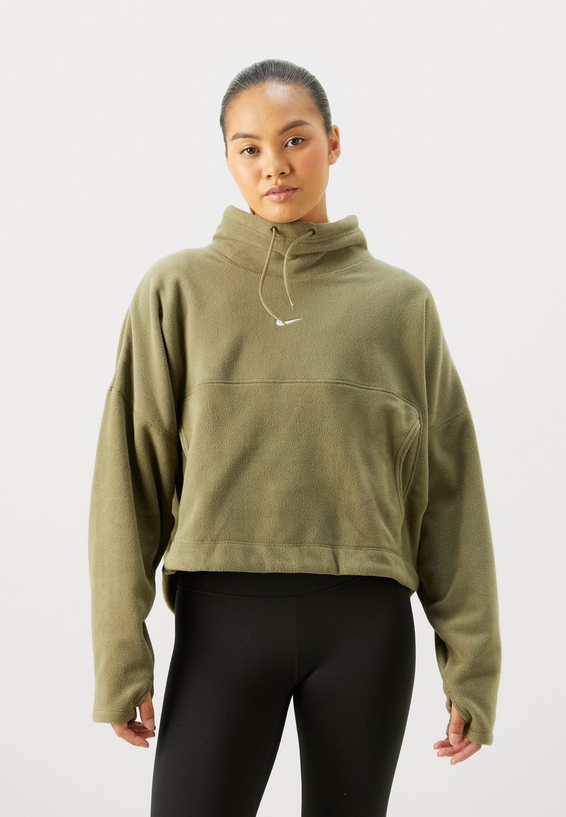 Olivengroene fleece trui met een hoge kraag, elastische koord en zijnaad. Heeft een klein logo op de borst en een losse pasvorm.