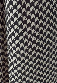 Unselected, black mosaic