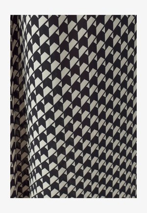 Črno-bela geometrijska tkanina s prepletenimi trikotniki in teksturiranim videzom. Gladka površina s doslednim dizajnom.