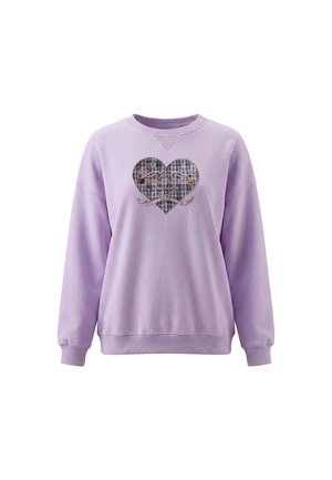 Lavendel-langærmet sweatshirt med ribkanter og et stort ternet hjerte med små blomster og kursiv tekst foran.