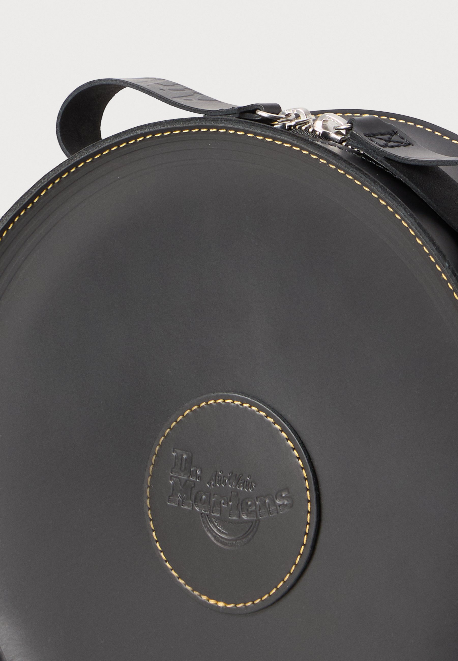 Dr. Martens ROUND BACKPACK BAG UNISEX - Cross body bag