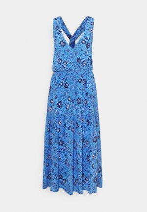 Vestido maxi de flores azules con escote en V y tirantes cruzados en la espalda. Presenta una cintura ajustada y una falda en capas y fluida con estampado floral.