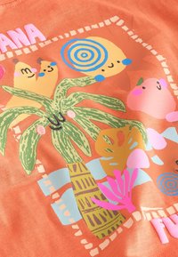 Lächelnde Cartoon-Ananas, Banane, Schnecke und rosa Frucht rund um eine Palme mit bunten Blättern vor einem orangen Hintergrund.