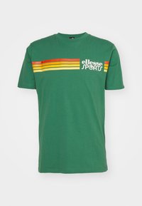 Grøn bomulds t-shirt med korte ærmer, der har vandrette røde, gule og orange striber samt "ellesse SPORTS" logoet på fronten.