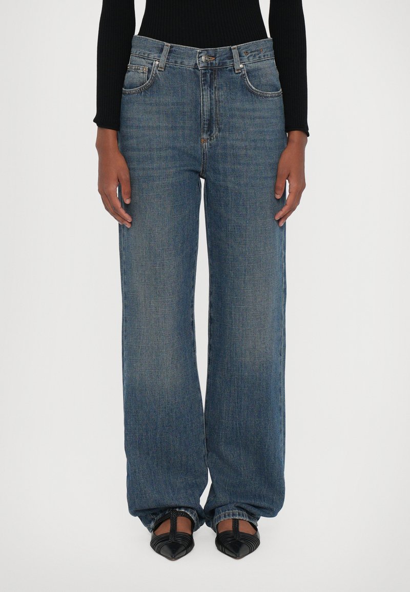 Bredde ben denimjeans i blått med midjehøyde, klassisk fem-lomme-design og en avslappet passform. Glatt tekstur med subtile falmer.