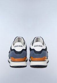 Coppia di sneakers blu navy, bianche e grigie con accenti arancioni, viste da dietro, con il marchio "Napapijri" sui talloni e sulle linguette di tiraggio.