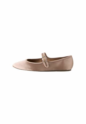 Spitz zulaufende Ballettschuhe aus pinkfarbenem Satin mit einem rundem Schnallenriemen. Sie verfügen über eine glatte Textur und eine flache Sohle.