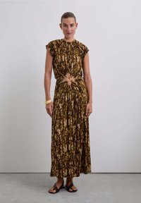 Vestido maxi en un patrón marrón y crema, con tela fruncida, mangas cortas, aberturas en forma de llave en la cintura y una silueta fluida.