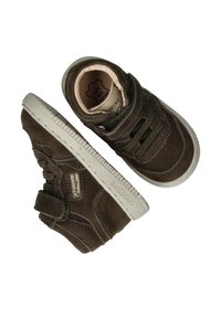 Bruine leren peutersneakers met witte zolen, groene veters, klittenbandsluitingen en "SHOESME" branding op de zijkant en de zool.