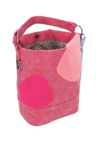 Borsa a secchiello in suede rosa con due toppe strutturate, un interno a fantasia, anelli metallici e una larga tracolla con chiusura a scatto.