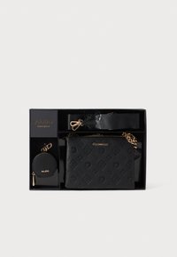 Mustast kunstnahast risti keha kott reljeefse mustriga, kuldne keti ja logo aktsendiga; sisaldab sobivat ümmargust mündikotti kinkekarbis.