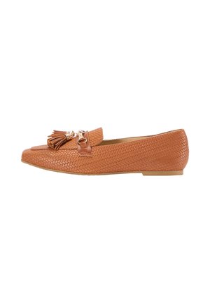 Loafers bejanti cu textură împletită, având un detaliu decorativ cu ciucure și curea. Design cu profil joasă, cu talpă plată.