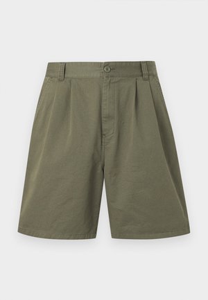 Pantaloncini di cotone verde oliva fino al ginocchio con pieghe frontali, passanti per cintura, tasche laterali, chiusura con bottone e cerniera.