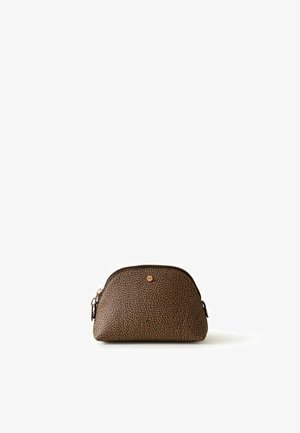 Piccola pochette marrone testurizzata con cerniera, parte superiore arrotondata e un emblema circolare dorato sulla parte frontale, posizionata su una superficie bianca.