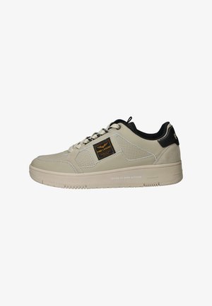 Beige laag uitgesneden sneaker met zwarte kraag, vetersluiting aan de voorkant, geperforeerde zijpanelen en "PME Legend" patch aan de buitenkant.