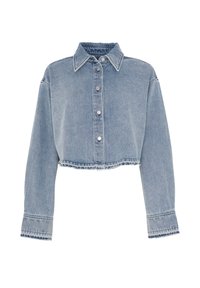 Giacca in denim azzurro chiaro tagliata, con colletto, bottoni frontalmente e maniche lunghe. Presenta un orlo sfrangiato e dettagli di cucitura standard.