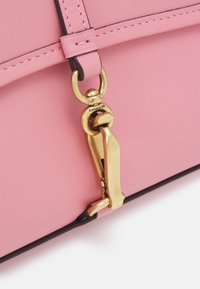 COACH HAMPTONS BAG - Kézitáska - bubblegum